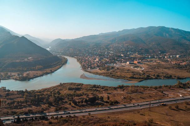 Het bovenaanzicht van Mtskheta, Georgië, de oude stad ligt aan de Conf - Foto, afbeelding
