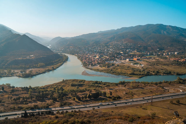 Het bovenaanzicht van Mtskheta, Georgië, de oude stad ligt aan de Conf - Foto, afbeelding