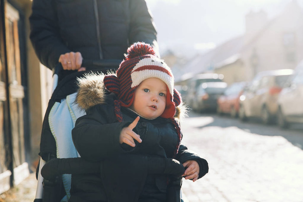 Child boy spending winter holidays with family in Cesky Krumlov - Foto, imagen