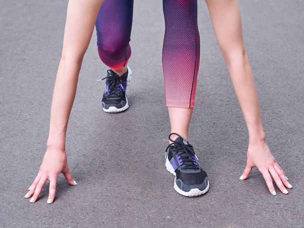 Female feet start to run in running shoes. - Fotoğraf, Görsel