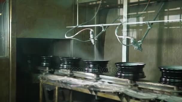 Roues sont déplacées sur bande transporteuse à travers l'atelier de peinture automatique
 - Séquence, vidéo