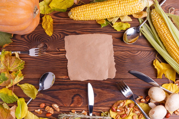 Podzimní koncept zeleniny pohled shora na pytel a hnědý dřevěný stůl - Fotografie, Obrázek