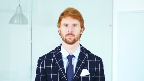 Muotokuva vakava punapää liikemies punaiset hiukset
 - Materiaali, video