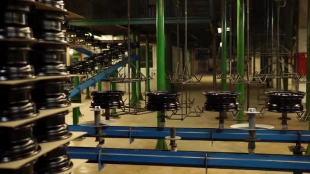 Gotowego czarny wciśnięty tarcze ze stali są na linii transportowej w hali produkcyjnej. - Materiał filmowy, wideo