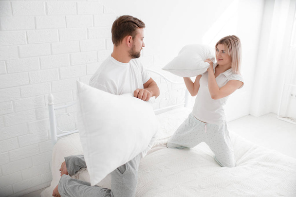 Jeune couple sensuel ensemble au lit. Couple heureux dans la chambre sur un fond blanc
. - Photo, image
