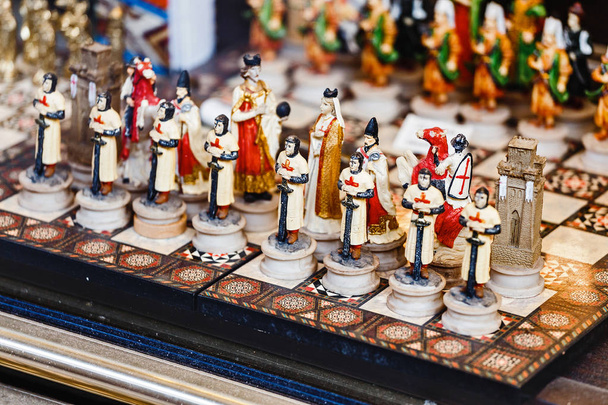 Сувенирная шахматная игра Retro для продажи на рынке Grand Bazaar в Стамбуле
 - Фото, изображение