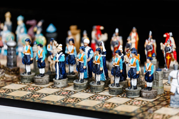 Сувенирная шахматная игра Retro для продажи на рынке Grand Bazaar в Стамбуле
 - Фото, изображение