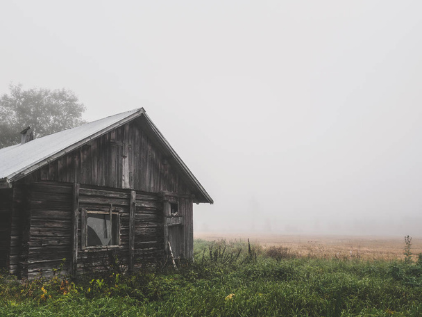  houten huis in de buurt van herfst landbouwgebied - Foto, afbeelding