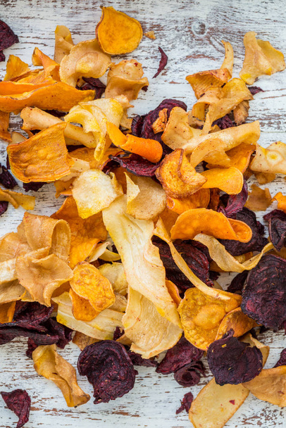 Kom van gezonde Snack uit plantaardige Chips, chips - Foto, afbeelding