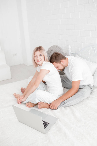 sinnliches junges Paar zusammen im Bett. glückliches Paar im Schlafzimmer isoliert auf weißem Hintergrund. - Foto, Bild