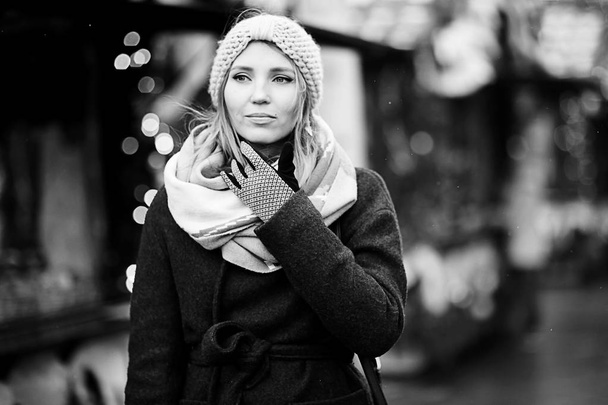 young woman in winter city  - Foto, imagen