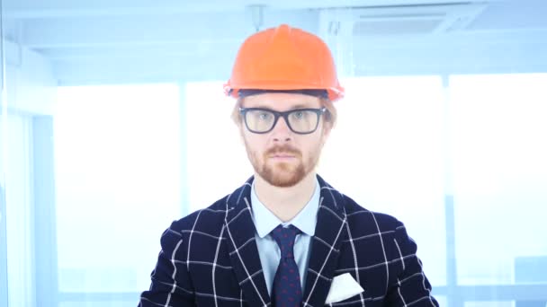 Portret poważne inżynier architektury z czerwone włosy - Materiał filmowy, wideo