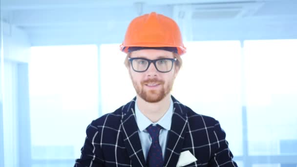 Portret uśmiechający się architektoniczne inżynier z czerwone włosy - Materiał filmowy, wideo