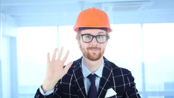 Hello integetett kézzel, piros hajat építészeti mérnök - Felvétel, videó