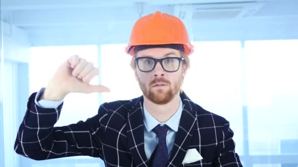 Hüvelykujját lefelé a piros hajat építészeti mérnök - Felvétel, videó