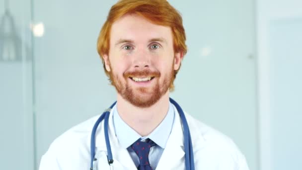 Az orvos látszó-on fényképezőgép, elégedett Smiling közelről - Felvétel, videó