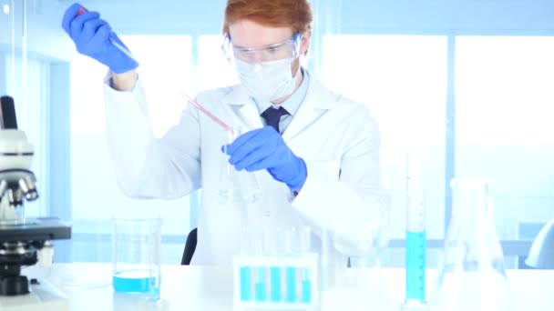 Tutkija kiireinen tekee kemiallisen reaktion laboratoriossa
 - Materiaali, video