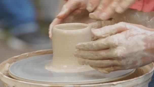 Zelfgemaakte aardewerk uit klei - Video