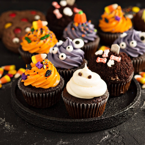 Festive Halloween cupcakes and treats - Fotoğraf, Görsel
