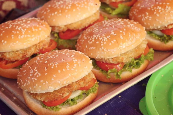 Hamburger wieprzowy na ulicy żywności - Zdjęcie, obraz