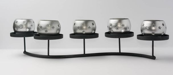 Candele Tealight con stelle sulla vista frontale del supporto in metallo
 - Foto, immagini