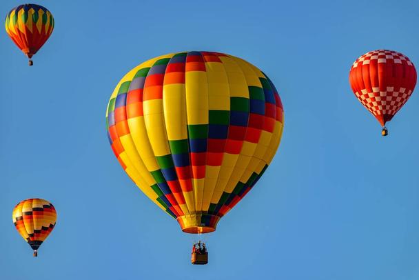 Bunte Heißluftballons gegen blauen Himmel - Foto, Bild