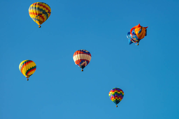 Bunte Heißluftballons gegen blauen Himmel - Foto, Bild