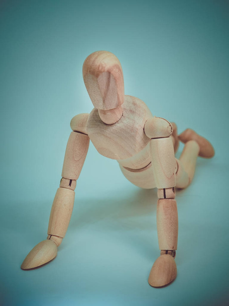 Деревянная манекен модель в упражнении
 - Фото, изображение