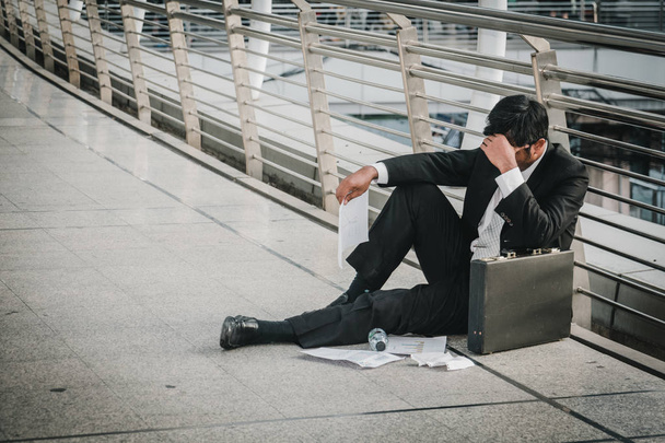 Businessman is disappointed from losing in stock exchange, econo - 写真・画像