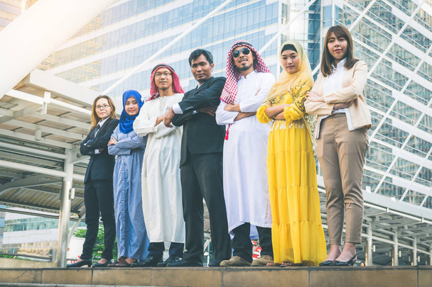 multiethnische Gruppe von Geschäftsleuten trifft sich im Freien in einer Stadt b - Foto, Bild