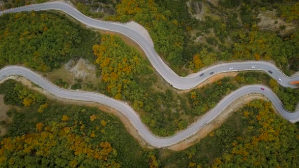 Εναέρια άποψη του φωτεινού οδήγηση κατά μήκος ενός δρόμου βουνού στην Ελλάδα - Πλάνα, βίντεο