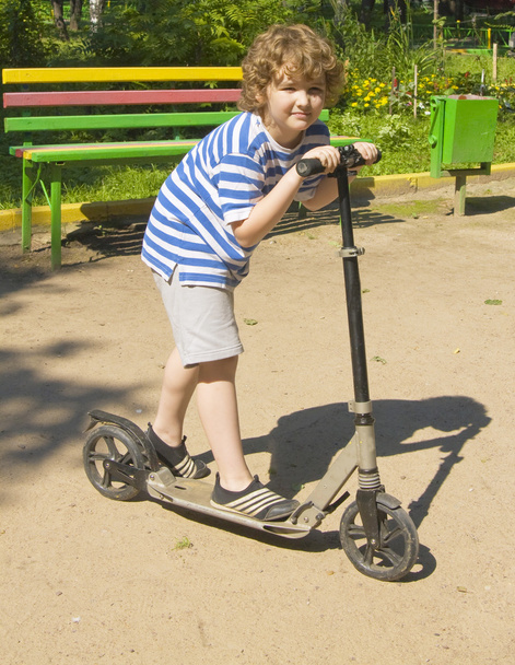 Хлопчик на скутері
 - Фото, зображення