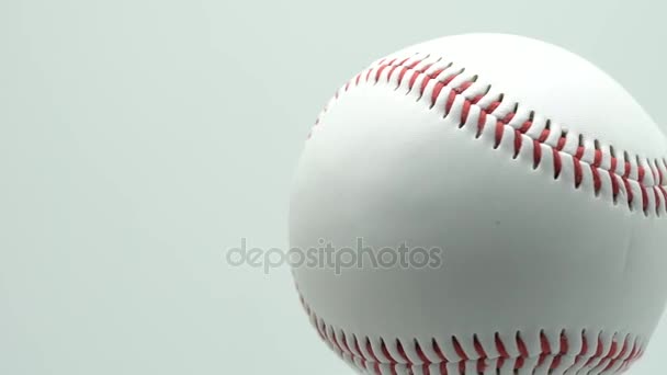 Για να περιστρέψετε απομονωμένες μπέιζμπολ σε ένα λευκό φόντο και κόκκινο ράψιμο μπέιζμπολ. χώρο αντίγραφο. - Πλάνα, βίντεο