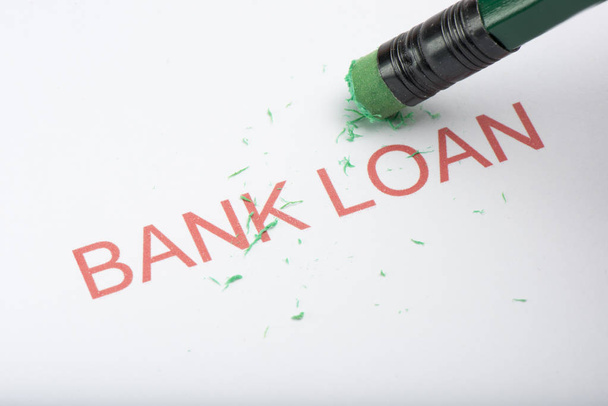 Kağıt üzerinde kalem 'Kredi banka' sözcüğü silme - Fotoğraf, Görsel
