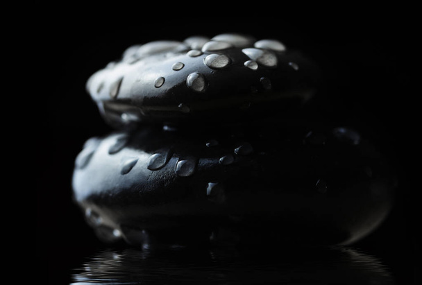Gotas de agua sobre guijarros zen negros
. - Foto, Imagen