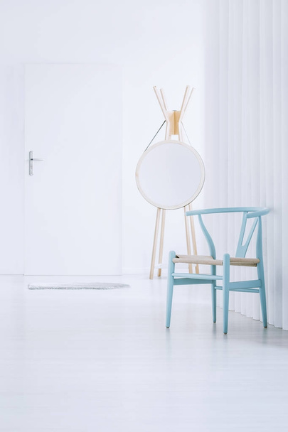 Modern mirror and retro chair - Fotografie, Obrázek