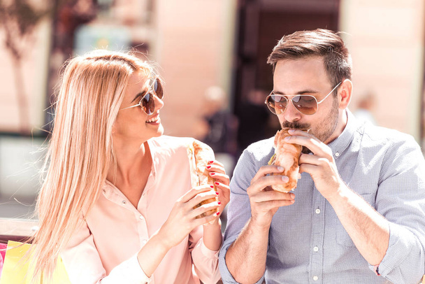 Pariskunta syö voileipiä
 - Valokuva, kuva