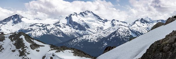 Мощный горный пиковый ландшафт, покрытый снегом
 - Фото, изображение