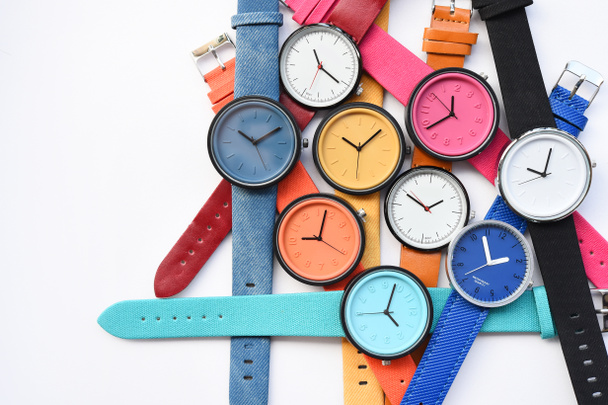 Conjunto de relógios de pulso multicoloridos
 - Fotografia, imagem