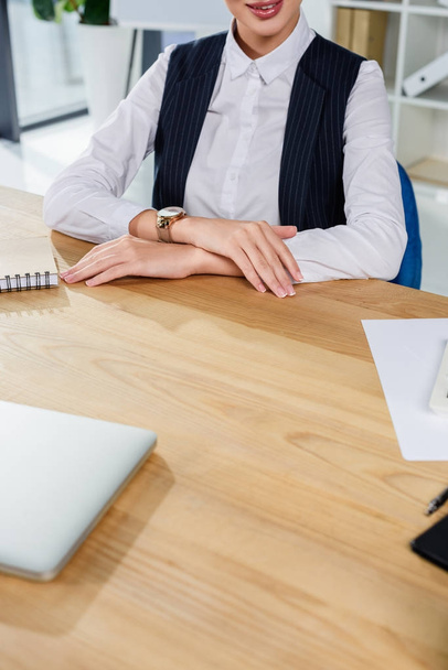 businesswoman sitting at desk - Фото, изображение