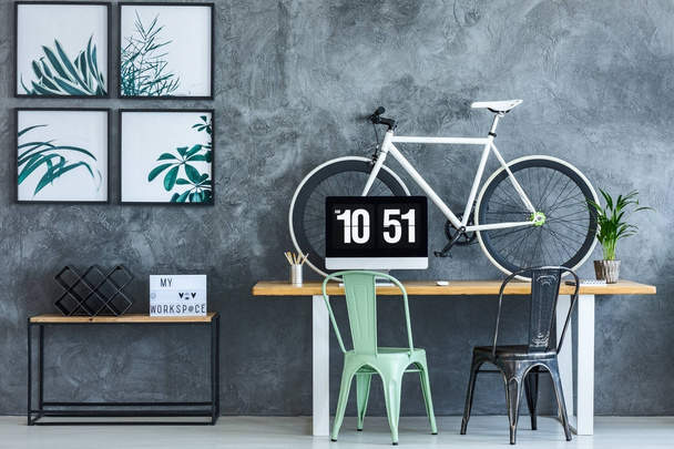 Table with bicycle and monitor - Fotografie, Obrázek