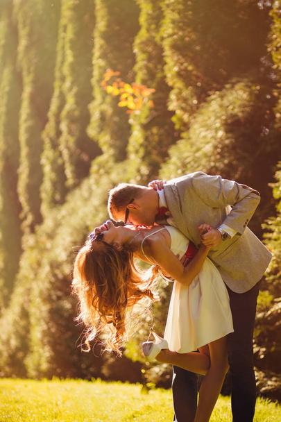 Ο άνθρωπος που φιλάει παθιασμένα το λαιμό της συζύγου του ηλιοβασιλέματος φώτα - Φωτογραφία, εικόνα