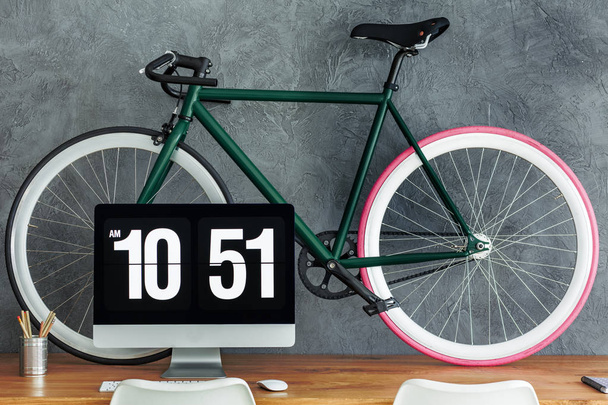 Bicicleta y monitor verde oscuro
 - Foto, imagen