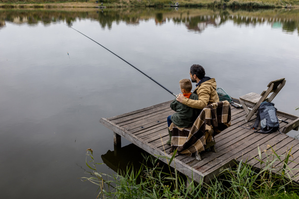 padre e figlio pesca sul molo - Foto, immagini