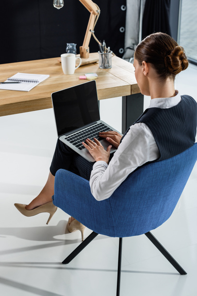 businesswoman in office using laptop - Foto, immagini
