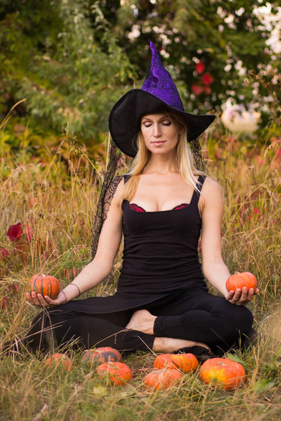 Pozytywne dziewczynę w strój czarownicy praktykowania jogi - Zdjęcie, obraz