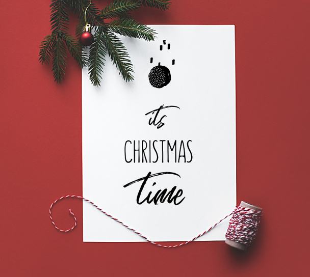 Χριστουγεννιάτικη κάρτα με υποκατάστημα δέντρο έλατο  - Φωτογραφία, εικόνα