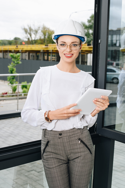 деловая женщина на строительной площадке с цифровым планшетом
 - Фото, изображение