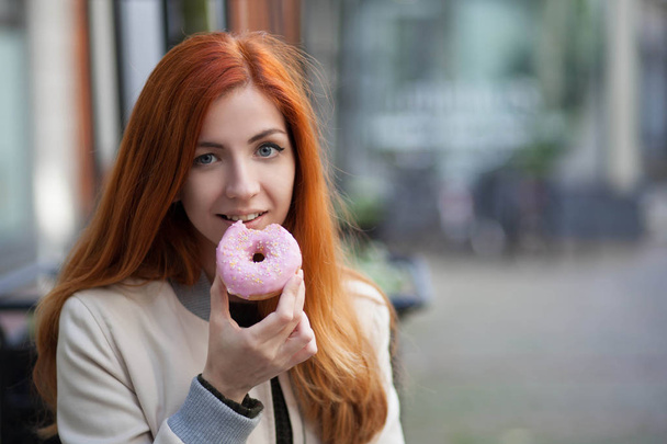 woman eating donut - Fotó, kép