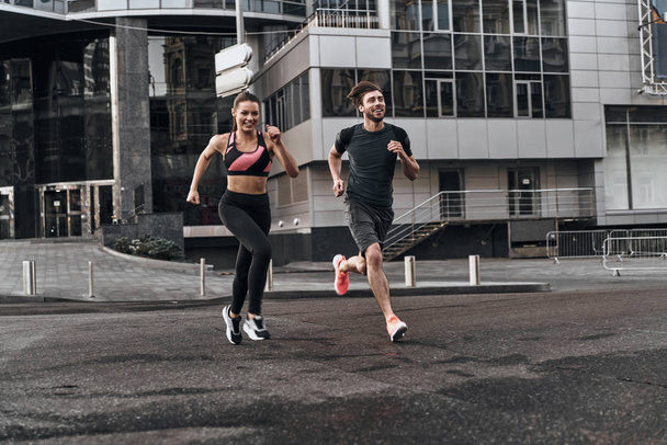 sportive couple running - Zdjęcie, obraz